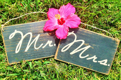 8x6 Mr. & Mrs. Wood Sign (Set of 2)